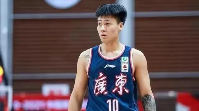 罗马主帅穆里尼奥已经要求俱乐部在冬季引进一名新中卫，而罗马总经理平托也表示会努力满足主帅的要求。